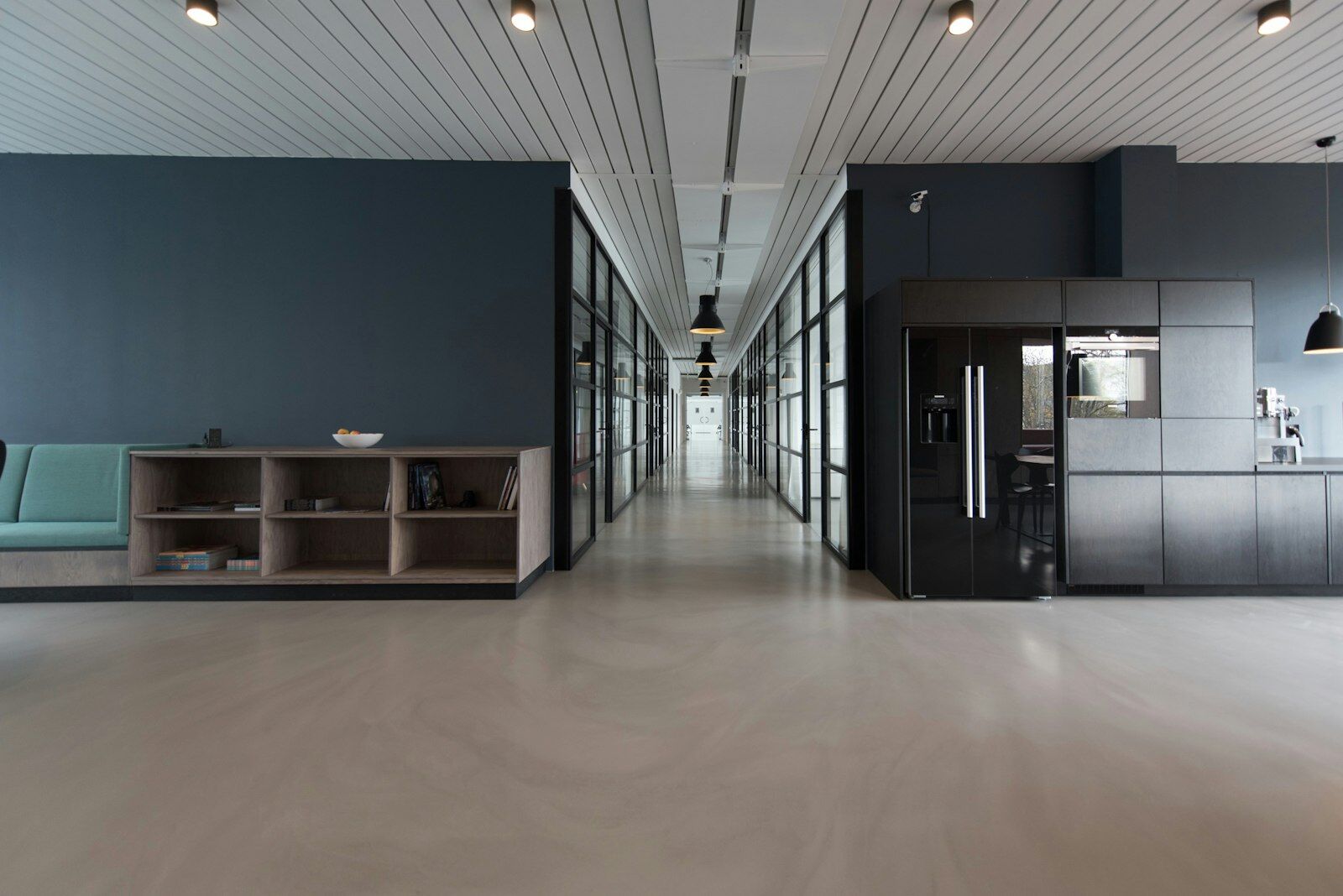 Bureau lumineux de prise de contact, ambiance professionnelle