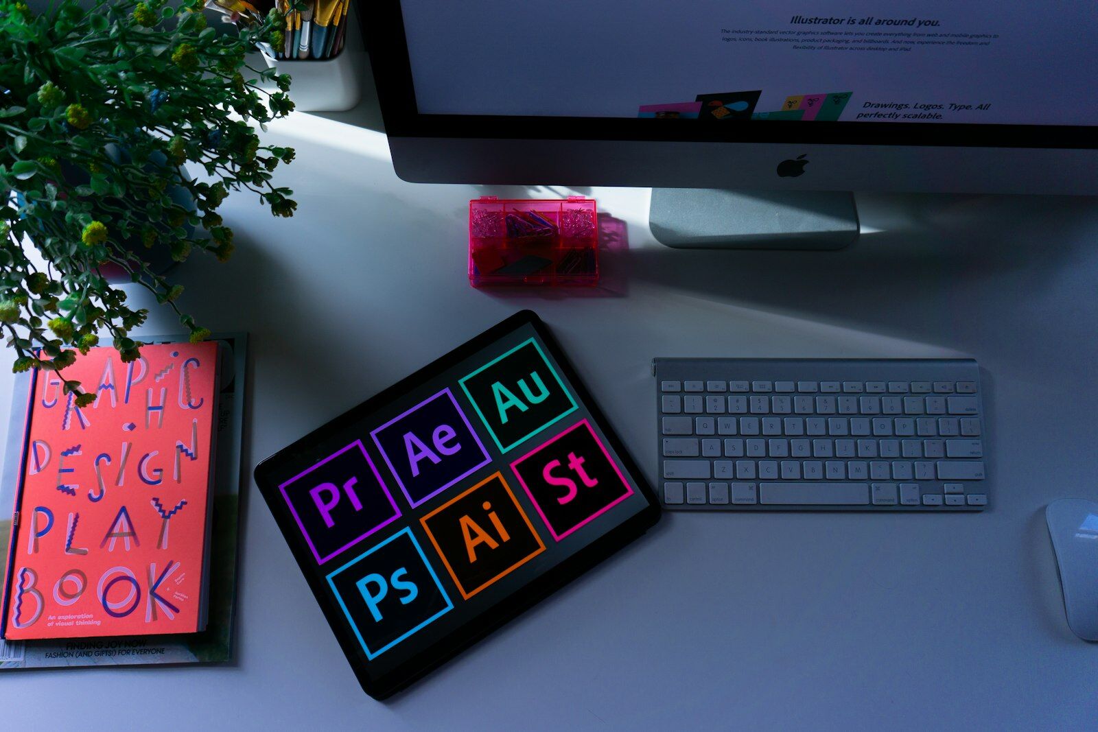 Designer graphique au travail sur identite visuelle