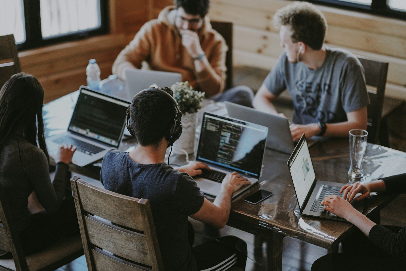 Équipe d'agence web autour d'un poste de travail moderne